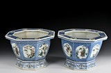 A PAIR OF BLUE AND WHITE AND FAMILLE ROSE DECORATED PLANTER
