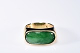 A JADEITE 18K GOLD SADDLE RING