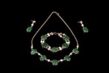 A JADEITE 18K GOLD NECKLACE, BRACELET AND EARRING PAIR.