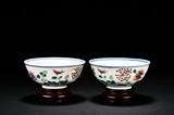 A PAIR OF FAMILLE-ROSE FLOWERS BOWLS