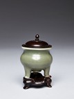 A CELADON TRIPOD CENSER WITH COVER 