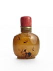 AN AGATE CARVED SNUFF BOTTLE