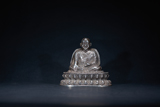 A SILVER CAST SEATED FIGURE OF GURU