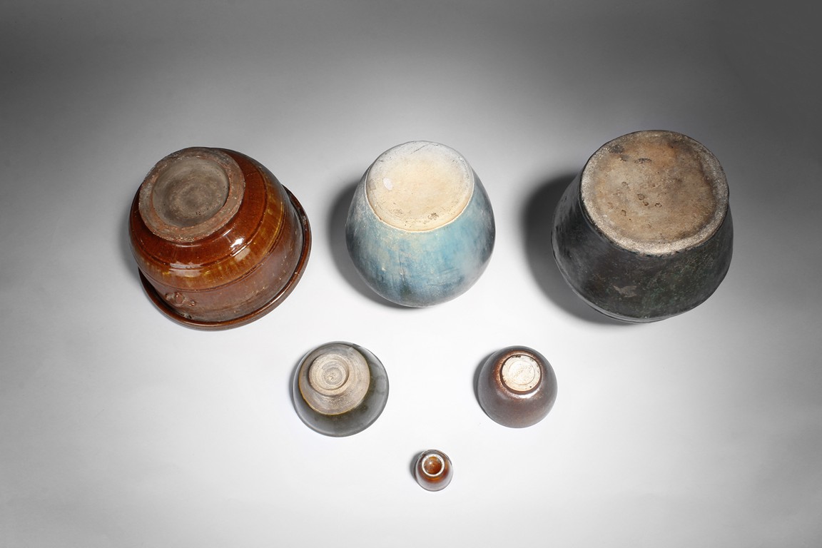 A GROUP OF SIX POTTERY WARES