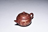 A GILT-DECORATED YIXING TEAPOT