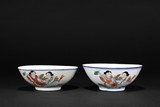 A PAIR OF FAMILLE ROSE FIGURES BOWLS