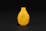 A YELLOW GLASS CHILONG SNUFF BOTTLE