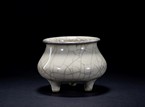 A GUAN-TYPE CRACKLE WARE TRIPOD CENSER 