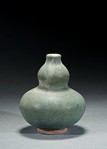 A CELADON GLAZED DOUBLE GOURD VASE