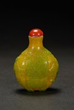 A YELLOW AND GREEN GLASS SNUFF BOTTLE