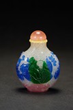 A MULTI-COLOR GLASS OVERLAY SNUFF BOTTLE
