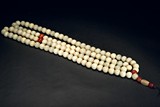 A WHITE JADE AND RED BEADS NECKLACE