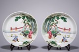 A PAIR OF FAMILLE ROSE 'FIGURES' DISHES