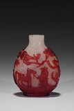 A RED OVERLAY 'FIGURE' WHITE GLASS SNUFF BOTTLE