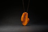 A NATURALISTIC AMBER PENDANT