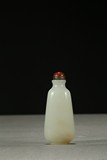 A WHITE JADE SNUFF BOTTLE