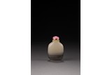 A WHITE AND GREY JADE SNUFF BOTTLE