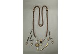 AN AGARWOOD GOLD-BEAD INLAID COURT NECKLACE 