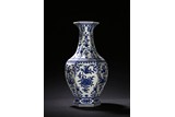 A BLUE AND WHITE HEXAGONAL VASE 