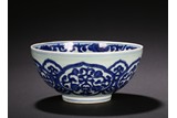 A LARGE BLUE AND WHITE FLORAL DECORATED BOWL