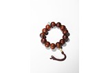 A ROSEWOOD CARVED BEAD BRACELET