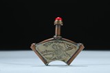 A BRONZE FAN-SHAPED 'FIGURES' SNUFF BOTTLE