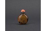 AN AGATE CARVED 'LANDSCAPE' SNUFF BOTTLE