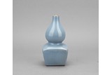 A BLUE GLAZED CRACKLED DOUBLE GOURD VASE