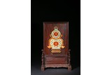 A FAMILLE ROSE 'DAJI' DOUBLE-GOURD PANEL HARDWOOD TABLE SCREEN