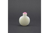 A WHITE JADE CARVED SNUFF BOTTLE