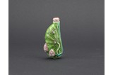 A FAMILLE ROSE 'LOTUS LEAF' SNUFF BOTTLE