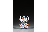 AN UNDERGLAZE RED DRAGON BLUE AND WHITE DOUBLE GOURD EWER