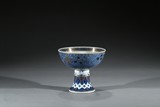 A BLUE AND WHITE GILT PAINTED 'DRAGON' STEM CUP