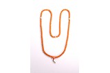 AN AMBER BEAD NECKLACE 