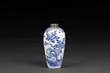 A BLUE AND WHITE 'FLOWERS' SMALL VASE 