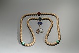 A NATURAL ALOESWOOD AND JADEITE COURT NECKLACE