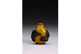 A BLACK OVERLAY YELLOW GLASS SNUFF BOTTLE