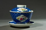 A BLUE AND WHITE AND FAMILLE ROSE TEA CUP