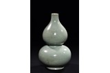 A CELADON GLAZED DOUBLE GOURD VASE