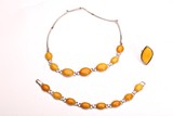 A SET OF 3 AMBER INSET SILVER NECKLACE, BRACELET AND BROOCH