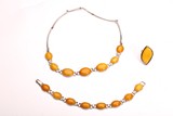 A SET OF 3 AMBER INSET SILVER NECKLACE, BRACELET AND BROOCH