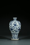 A CHINESE BLUE AND WHITE 'FLORAL' VASE