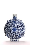 A CHINESE BLUE AND WHITE 'FOLIATE' MOONFLASK VASE