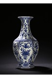 A BLUE AND WHITE HEXAGONAL VASE