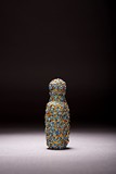 A GILT-SILVER AND KINGFISHER FEATHER INLAID SNUFF BOTTLE