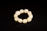 A WHITE JADE BEAD NECKLACE