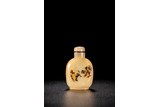 A CHINESE AGATE CARVED 'CHICKS' SNUFF BOTTLE