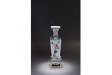A CHINESE FAMILLE VERTE FLOWERS VASE WITH STAND