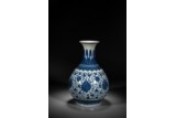 A CHINESE BLUE AND WHITE 'LOTUS' VASE 
