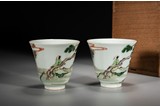 A PAIR OF CHINESE FAMILLE VERTE 'SCHOLAR' CUPS 